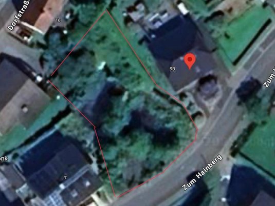 Luftbild des Baugrundstücks in Arnsberg – grüne Fläche mit vereinzelten Bäumen, aufgenommen über Google Maps