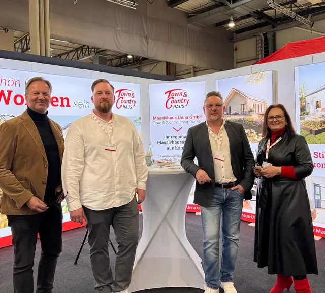 Unser Team von Town & Country Haus Unna auf der Baumesse Team von Town & Country Haus Unna auf einer Baumesse: Lizenzpartner, Bauleiter, Hauskaufberater und Regionalleiter vor dem Messestand.