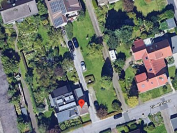 Luftaufnahme des Grundstücks mit Doppelhaushälfte am Siedlerweg 17 in Iserlohn – grün bewachsen, mit Bäumen und von Wohnhäusern umgeben