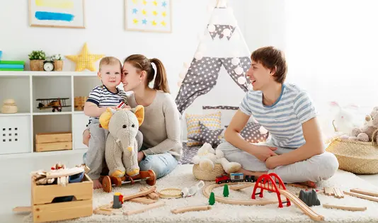 Haus-Familie-Wohnen-Serie-8 Mutter Vater und Kind spielen zusammen im Kinderzimmer.