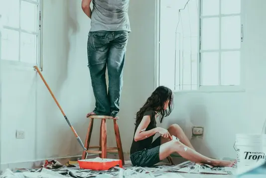 roselyn-tirado-cqAX2wlK-Yw-unsplash Junges Paar am renovieren im Keller