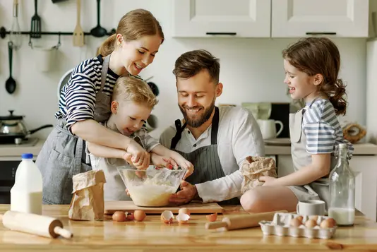 Haus-Familie-Wohnen-Serie-19-38 Glückliche Familie in der Küche